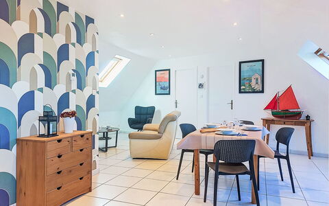 Capucine: Blauw, Hout, Meubilair, Huis, Buitenmeubels, Stoel, Schaduw, Balkon, Beits, Eco Hotel