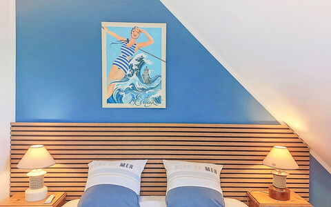 Capucine: Blauw, Hout, Meubilair, Huis, Buitenmeubels, Stoel, Schaduw, Balkon, Beits, Eco Hotel