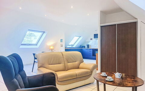 Capucine: Blauw, Hout, Meubilair, Huis, Buitenmeubels, Stoel, Schaduw, Balkon, Beits, Eco Hotel