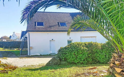 Capucine: Blauw, Hout, Meubilair, Huis, Buitenmeubels, Stoel, Schaduw, Balkon, Beits, Eco Hotel