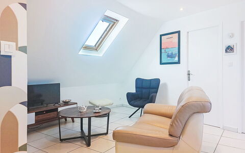 Capucine: Blauw, Hout, Meubilair, Huis, Buitenmeubels, Stoel, Schaduw, Balkon, Beits, Eco Hotel