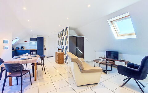 Capucine: Blauw, Hout, Meubilair, Huis, Buitenmeubels, Stoel, Schaduw, Balkon, Beits, Eco Hotel