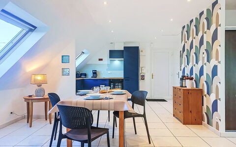 Capucine: Blauw, Hout, Meubilair, Huis, Buitenmeubels, Stoel, Schaduw, Balkon, Beits, Eco Hotel