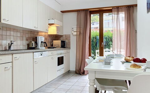 Résidence la Vigne: Meubilair, Countertop, Keuken, Interieur Ontwerp, Toestel Van De Keuken, Cabinetry, Flooring, Major Appliance, Stoel, Verdieping