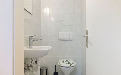 Résidence la Vigne: Badkamer, Loodgieterswerkinrichting, Muur, Wastafel In De Badkamer, Flooring, Verdieping, Interieur Ontwerp, Wastafel, Toilet, Kraan