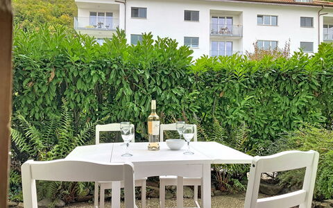 Résidence la Vigne: Meubilair, Tafel, Stoel, Buitenmeubels, Buitentafel, Keuken En Eettafel, Schaduw, Restaurant, Eco Hotel, Werf