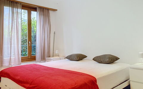 Résidence la Vigne: Bed, Meubilair, Bedding, Slaapkamer, Interieur Ontwerp, Verdieping, Laken, Muur, Flooring, Hout