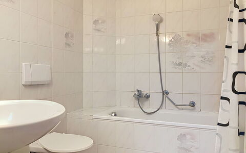 Résidence la Vigne: Badkamer, Loodgieterswerkinrichting, Muur, Flooring, Bad, Interieur Ontwerp, Verdieping, Kraan, Wastafel In De Badkamer, Loodgieter