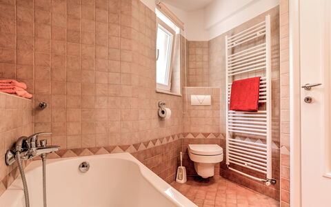 Lovran 135: Badkamer, Loodgieterswerkinrichting, Bad, Flooring, Interieur Ontwerp, Verdieping, Wastafel In De Badkamer, Wastafel, Kraan, Toilet