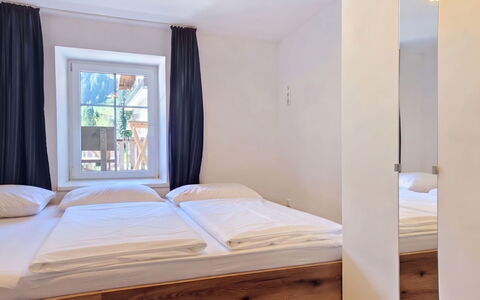 Haus Enzian: Hout, Interieur Ontwerp, Slaapkamer, Flooring, Verdieping, Bed, Meubilair, Plafond, Laken, Kamer