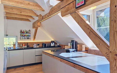 Haus Enzian: Keuken, Interieur Ontwerp, Flooring, Hout, Plafond, Countertop, Meubilair, Verdieping, Verlichting, Cabinetry