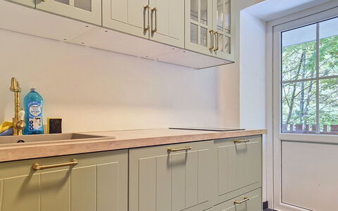 Haus Enzian: Flooring, Hout, Interieur Ontwerp, Cabinetry, Verdieping, Kast, Beits, Keuken, Plafond, Countertop