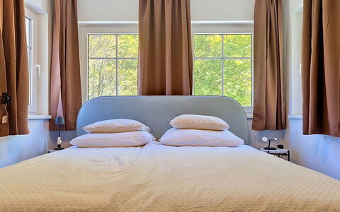 Haus Enzian: Interieur Ontwerp, Meubilair, Bed, Slaapkamer, Hout, Raambekleding, Verdieping, Textiel, Linens, Gordijn