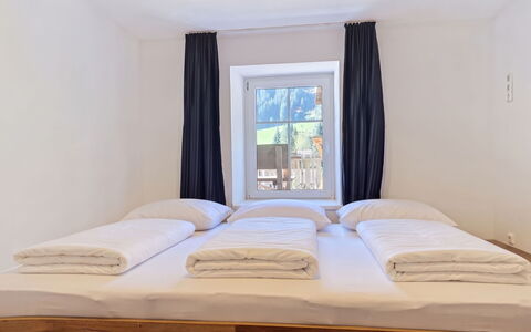 Haus Enzian: Bed, Slaapkamer, Bedding, Interieur Ontwerp, Laken, Verdieping, Hout, Meubilair, Flooring, Kamer