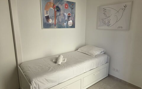 Le San Francisco: Bed, Slaapkamer, Meubilair, Verdieping, Hout, Laken, Interieur Ontwerp, Flooring, Bedding, Kamer