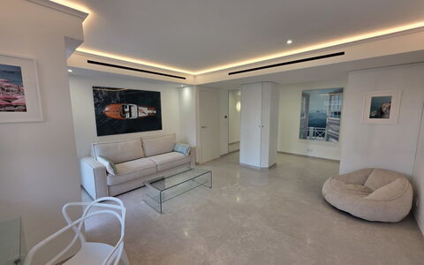 Le San Francisco: Flooring, Verdieping, Meubilair, Interieur Ontwerp, Plafond, Bankstel, Appartement, Woonkamer, Kamer