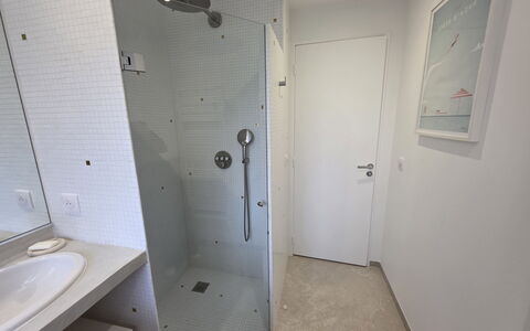 Le San Francisco: Muur, Flooring, Verdieping, Loodgieterswerkinrichting, Badkamer, Interieur Ontwerp, Loodgieter, Kamer, Tegel, Plafond