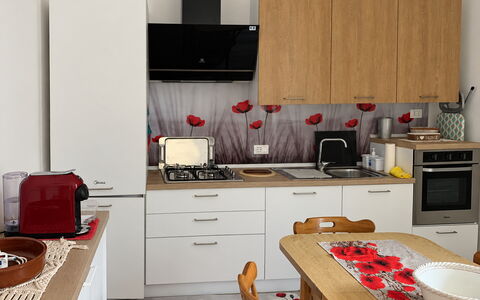 Papaveri Rossi: Keuken, Toestel Van De Keuken, Countertop, Interieur Ontwerp, Major Appliance, Meubilair, Hout, Flooring, Tableware, Cabinetry