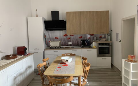 Papaveri Rossi: Meubilair, Flooring, Keuken, Toestel Van De Keuken, Interieur Ontwerp, Verdieping, Hout, Major Appliance, Countertop, Cabinetry