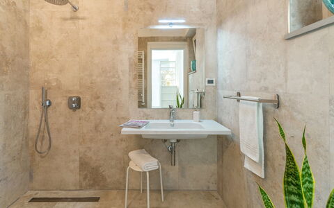 Dimora Montefalcone 8, Emma Villas: Flooring, Muur, Verdieping, Loodgieterswerkinrichting, Interieur Ontwerp, Badkamer, Wastafel, Loodgieter, Kraan, Verlichting
