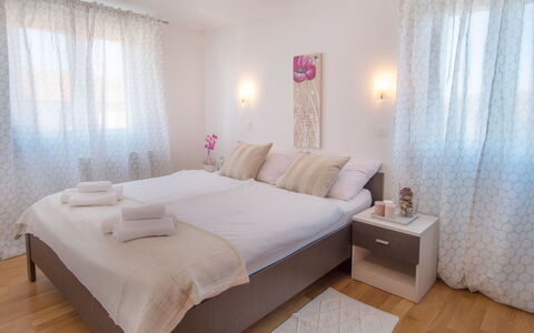 Ivana: Bed, Meubilair, Slaapkamer, Interieur Ontwerp, Laken, Bedding, Verdieping, Linens, Flooring, Kamer