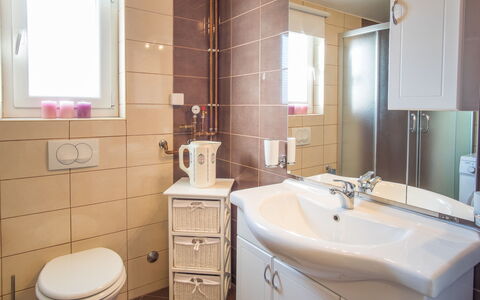 Ivana: Wastafel In De Badkamer, Badkamer, Loodgieterswerkinrichting, Wastafel, Interieur Ontwerp, Spiegel, Flooring, Kraan, Badkamerkast, Verdieping