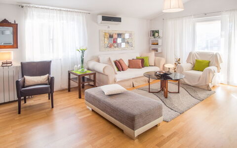Ivana: Meubilair, Interieur Ontwerp, Bankstel, Flooring, Verdieping, Woonkamer, Kamer, Appartement, Tafel, Hout
