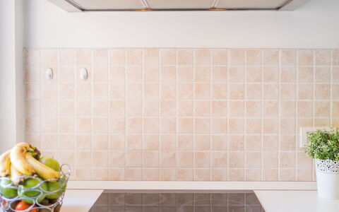 Ivana: Keuken, Toestel Van De Keuken, Flooring, Major Appliance, Countertop, Tegel, Huishoudapparatuur, Fornuis, Fornuis