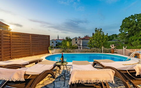 Vila Ivana: Zwembad, Buitenmeubels, Meubilair, Toevlucht, Ligstoel, Paraplu, Eco Hotel, Stoel, Buitentafel, Hotel