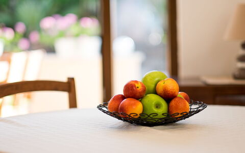 Vila Ivana: Tableware, Fruit, Serveware, Tafel, Voedsel, Dishware, Tafelkleed, Natuurlijke Voedingsmiddelen, Produceren, Bord