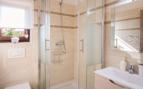 Vila Ivana: Badkamer, Loodgieterswerkinrichting, Interieur Ontwerp, Flooring, Verdieping, Badkamerkast, Loodgieter, Wastafel, Kraan, Spiegel