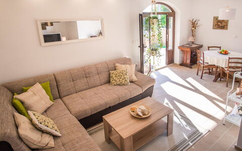 Vila Ivana: Meubilair, Interieur Ontwerp, Flooring, Bankstel, Verdieping, Hout, Tafel, Woonkamer, Kamer, Verlichting