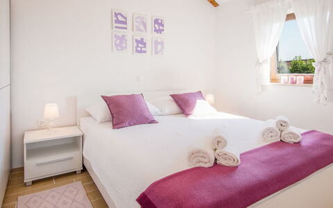 Vila Ivana: Meubilair, Interieur Ontwerp, Bed, Verdieping, Slaapkamer, Flooring, Textiel, Huis, Laken, Kamer