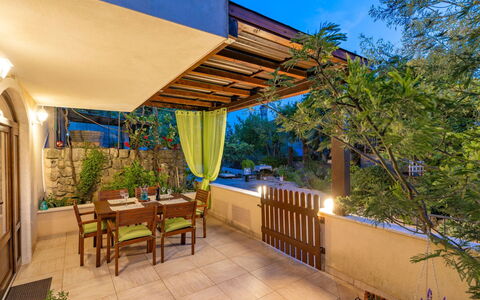 Vila Ivana: Stoel, Tuin, Schaduw, Toevlucht, Plafond, Eco Hotel, Kamerplant, Beits, Patio, Binnenplaats