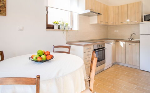 Vila Ivana: Meubilair, Interieur Ontwerp, Flooring, Hout, Verdieping, Keuken, Kamer, Countertop, Plafond, Keuken En Eettafel