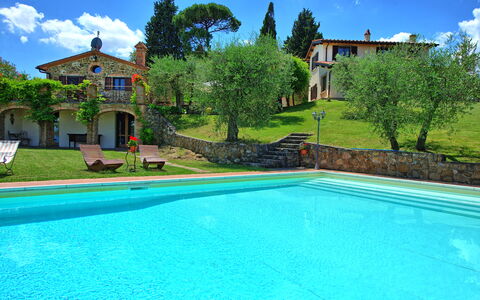 Villa Ulivi: Wolk, Water, Fabriek, Lucht, Eigendom, Gebouw, Zwembad, Azure, Blauw, Groen