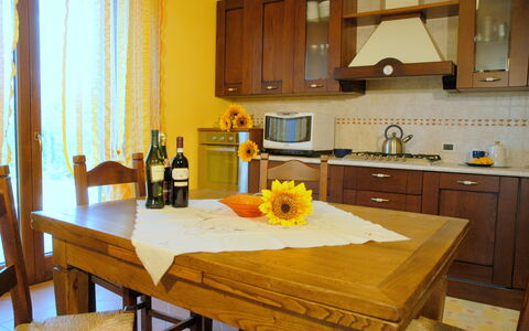 Villa Saida: Countertop, Kamer, Meubilair, Eigendom, Keuken, Geel, Interieur Ontwerp, Verdieping, Cabinetry, Gebouw