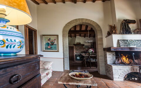 Orvieto 840: Kamer, Eigendom, Meubilair, Interieur Ontwerp, Gebouw, Plafond, Huis, Verdieping, Tafel, Architectuur