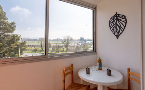 Plein Sud: Woongebied, Struik, Huis, Tuin, Huis, Land Lot, Dak, Schaduw, Gazon