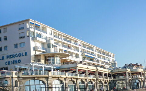 La Pergola: Lucht, Gebouw, Eigendom, Venster, Condominium, Stedelijk Ontwerp, Facade, Vrije Tijd, Stad