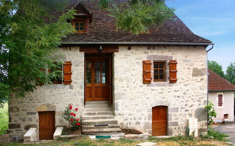 Maison Bonneval: Fabriek, Gebouw, Venster, Lucht, Boom, Huis, Deur, Land Lot, Hout, Biome