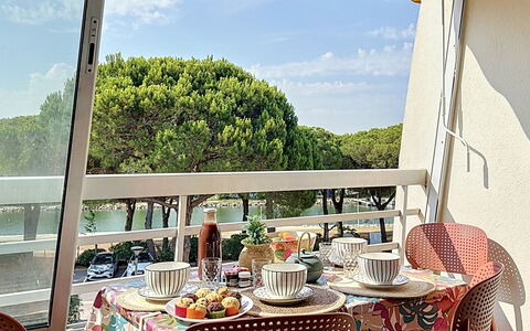 La Lagune: Meubilair, Buitenmeubels, Stoel, Schaduw, Buitentafel, Hotel, Balkon, Kamerplant, Toevlucht, Eco Hotel