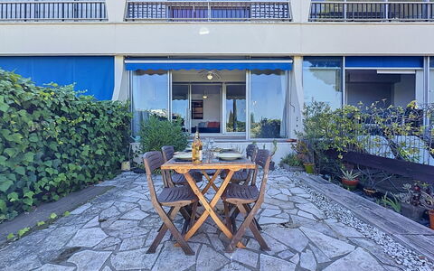 Port Camargue 210: Schaduw, Stoel, Kamerplant, Buitenmeubels, Bloempot, Eco Hotel, Toevlucht, Balkon, Hotel