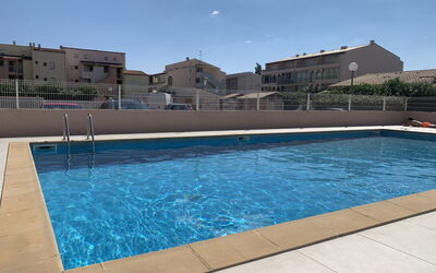 Cap D'Agde 710: Water, Lucht, Wolk, Zwembad, Fabriek, Gebouw, Azure, Rechthoek, Schaduw, Venster