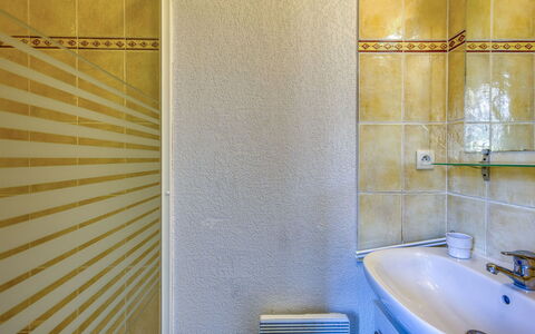 Narbonne-Plage 450: Kraan, Loodgieterswerkinrichting, Spiegel, Wastafel, Badkamer, Wastafel In De Badkamer, Gebouw, Interieur Ontwerp, Hout