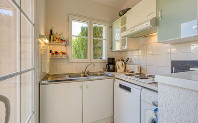 Les Grandes Bleues 2 450.1: Gootsteen, Cabinetry, Eigendom, Countertop, Wastafel, Gebouw, Fornuis, Kraan, Keuken, Toestel Van De Keuken