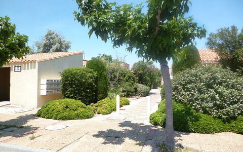 Les Leucatines 3: Fabriek, Lucht, Gebouw, Blad, Weg Oppervlak, Boom, Huis, Schaduw, Land Lot, Straatlantaarn