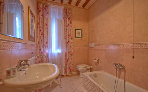 Villa Fontine: Badkamer, Kamer, Eigendom, Tegel, Muur, Interieur Ontwerp, Gebouw, Verdieping, Huis, Onroerend Goed