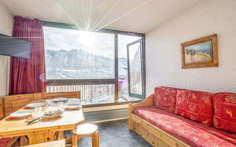 Val Thorens 650: Tafel, Meubilair, Bankstel, Eigendom, Gebouw, Comfort, Fotolijst, Hout, Gordijn, Textiel