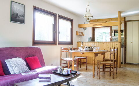Les Pelarnys: Tafel, Meubilair, Bankstel, Eigendom, Fotolijst, Venster, Interieur Ontwerp, Hout, Gebouw
